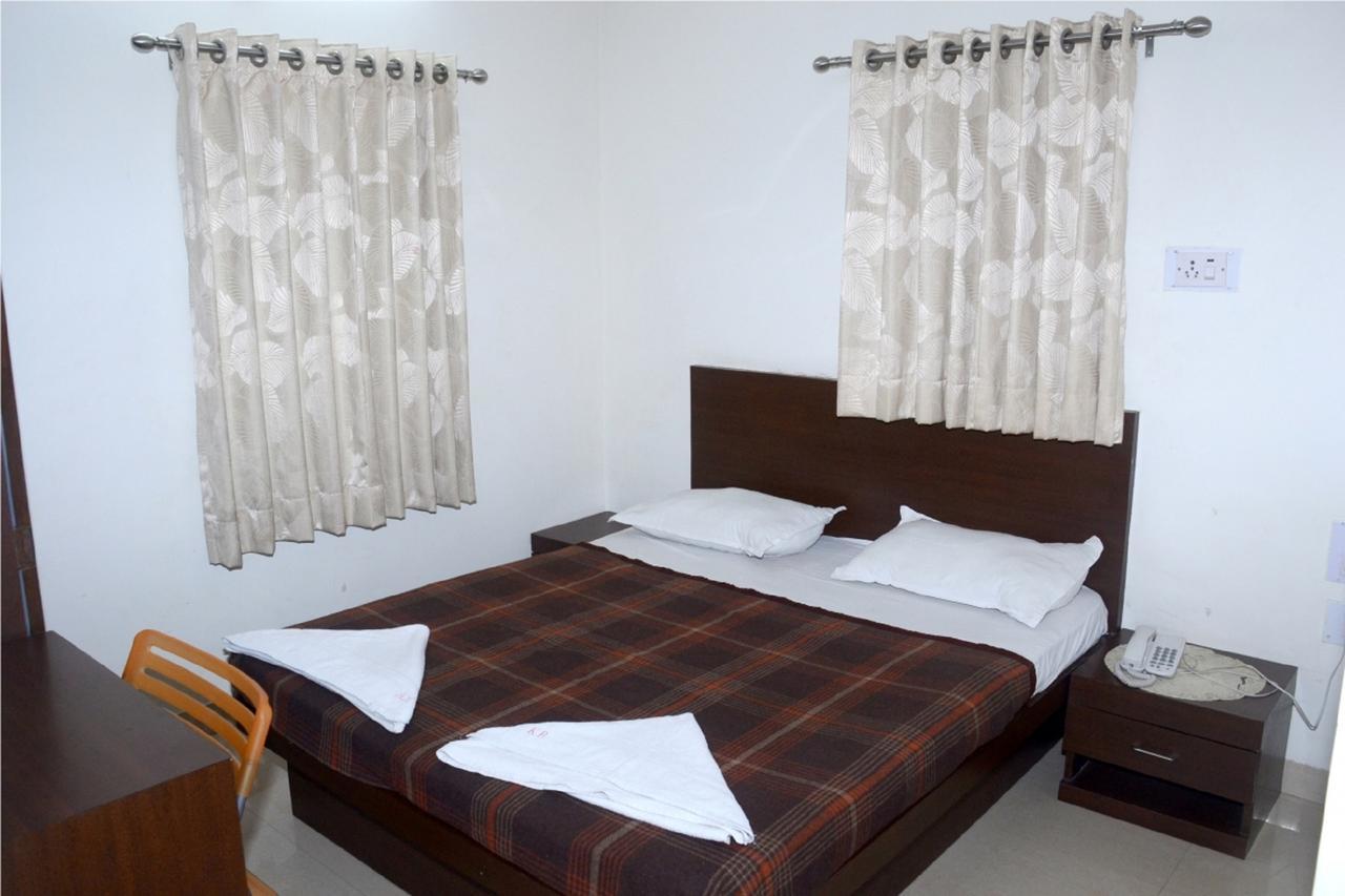 Hotel Kuber Nagpur Buitenkant foto